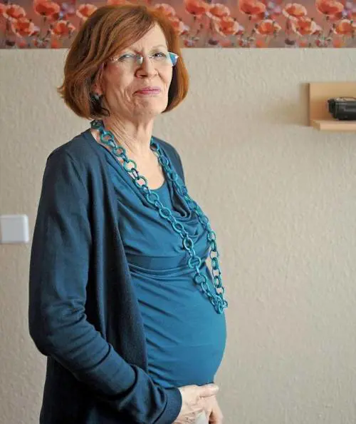 Ha 13 figli e 65 anni, ma sarà di nuovo mamma (di 4 gemelli)