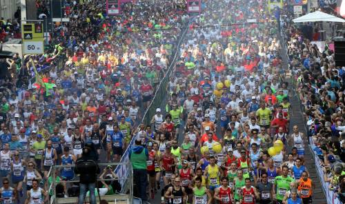 In 15mila corrono la maratona, festa di sport con qualche disagio