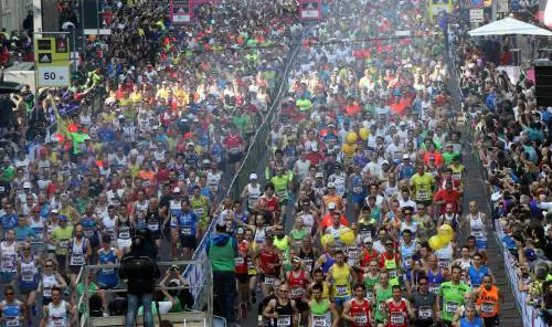 In 15mila corrono la maratona, festa di sport con qualche disagio
