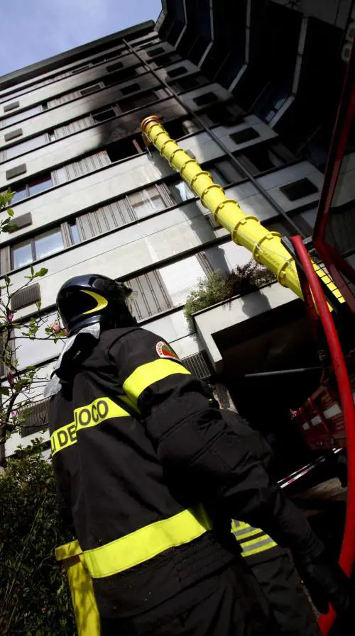 Scoppia il rogo in casa: madre e figlia bruciate a causa di una sigaretta