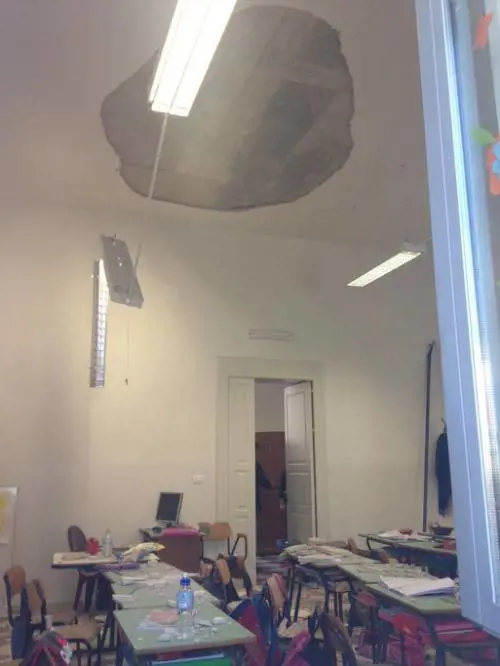 Crolla soffitto a scuola, due bimbi e un'insegnante feriti in Puglia