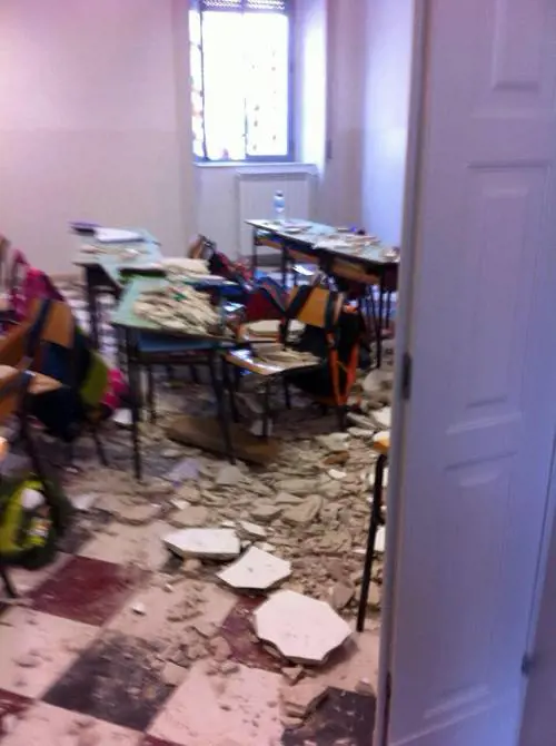 Ostuni, crolla soffitto a scuola