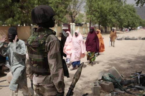 Civili a un checkpoint controllato dai soldati nigeriani a Gwoza