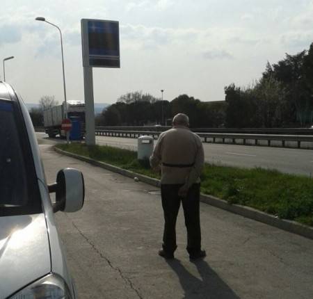 Macerata, abbandona il padre 80enne in una piazzola sulla superstrada