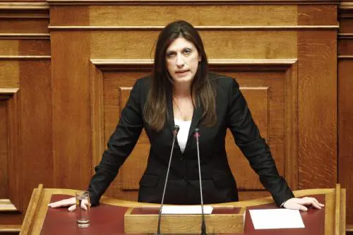 E la Boldrini greca chiamò il benzinaio "servo"