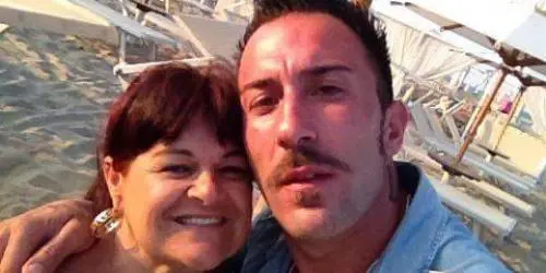 La senatrice Stefania Pezzopane e il toyboy recitano nel video pop "Signora mia"