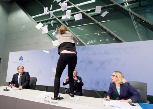 Draghi aggredito alla Bce: coriandoli da contestatrice