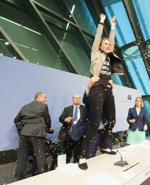 Attivista aggredisce Draghi