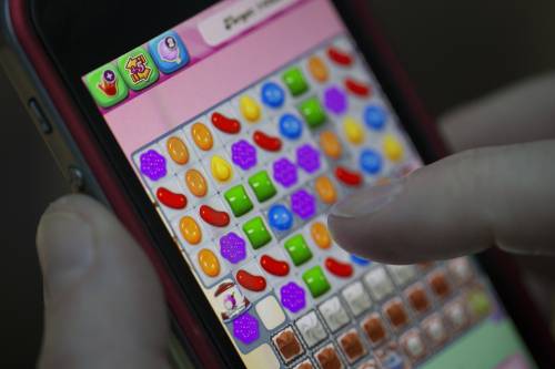 Si rompe un pollice giocando troppo a Candy Crush Saga