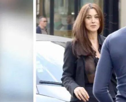 Monica Bellucci paparazzata con una camicetta trasparente
