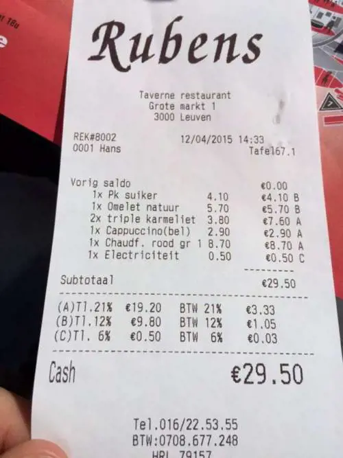 Va al ristorante e paga l'elettricità per scaldare il latte