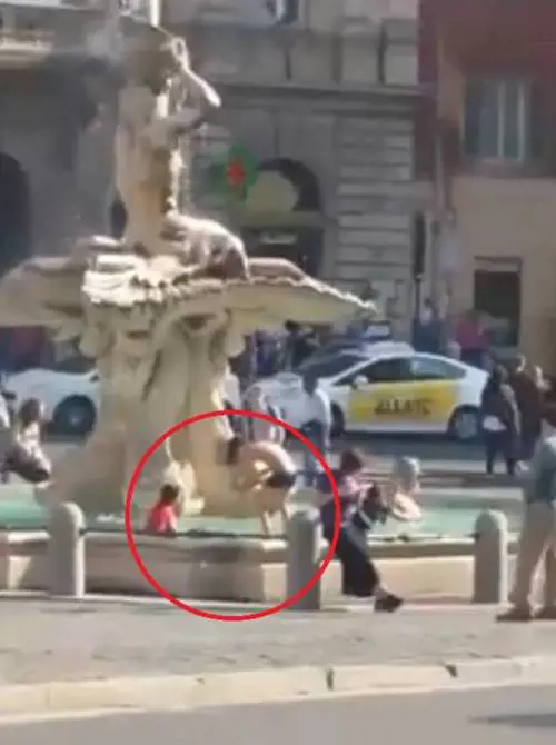 Roma, la fontana del Bernini diventa l'acquapark dei rom