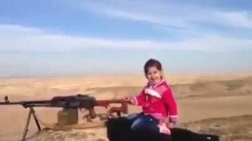 La baby cecchina curda che spaventa al Baghdadi: "Ho ucciso 400 miliziani"