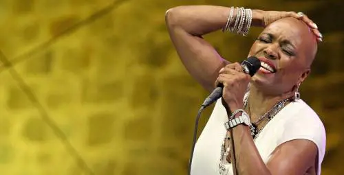 Dee Dee si battezza nelle acque del Mississippi