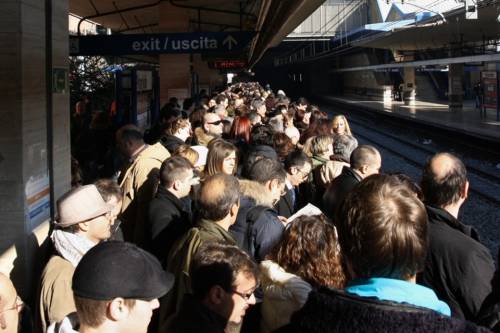 Roma, scene di ordinaria follia per lo sciopero dei mezzi: "Occupiamo la metro A"
