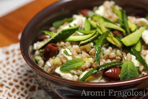 Farro con zucchine, feta, olive e menta fresca