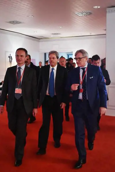 Gentiloni: "Mobile italiano la sfida ora è la Cina"