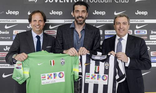 La Juventus in campo con la maglia Expo