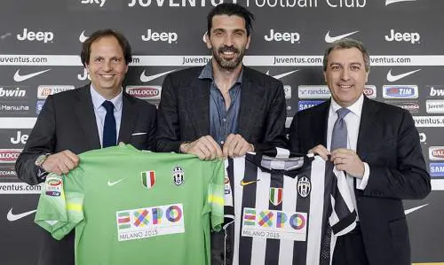 La Juventus in campo con la maglia Expo