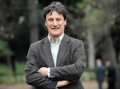 Giorgio Tirabassi non è più in pericolo di vita: l'attore ha già fatto le prime telefonate