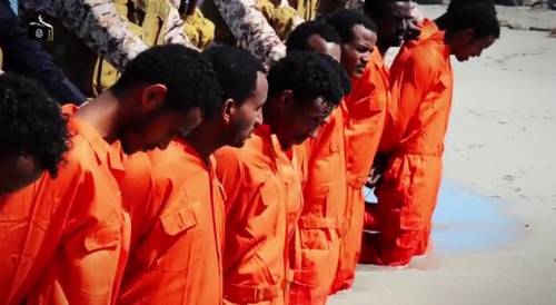 Il massacro di cristiani in Libia tra decapitazioni e fucilazioni: il video della carneficina di Isis