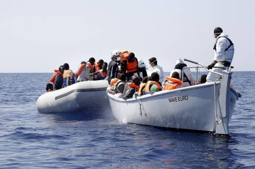 Immigrati, paura in alto mare: spari e morti su un gommone