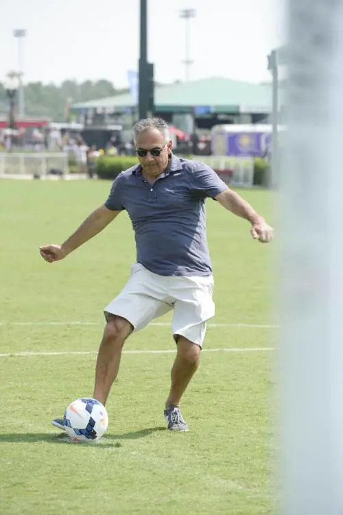 James Pallotta mentre si diverte a giocare