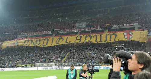 Il derby di Milano vinto dalle due curve