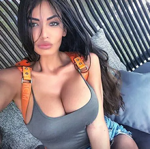 Soraja e quel seno esplosivo che fa impazzire Instagram