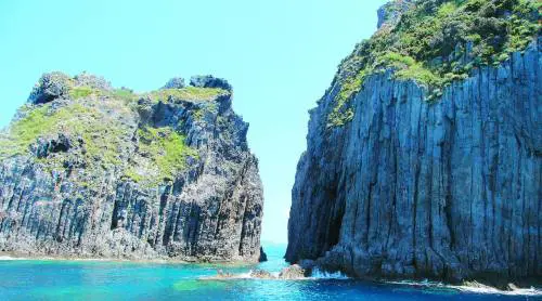 A Ponza tra miti, leggende, buona tavola mare e scogliere