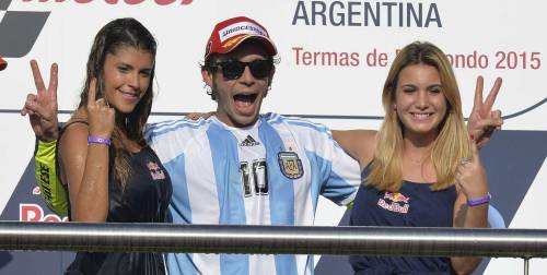 Valentino Rossi festeggia il successo nel MotoGp d'Argentina con la maglia di Maradona