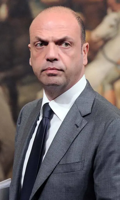 Il centrodestra va all'attacco: «Serve subito il blocco navale»