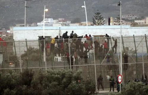 Super-barriere e acque blindate Così all'estero fermano l'esodo