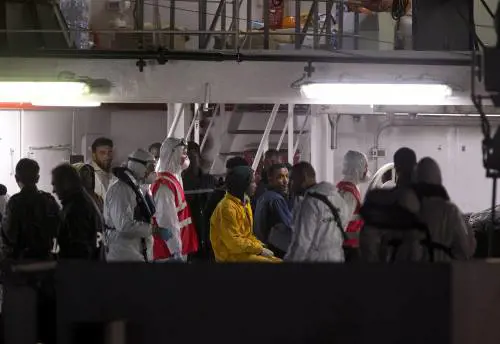 Lo sbarco dei sopravvissuti a Catania