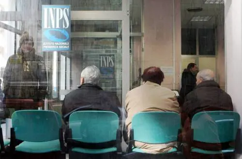 Pensioni, l'idea del governo: far cassa su quelle delle vedove
