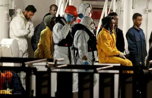 Gli scafisti provano a confondersi tra i superstiti