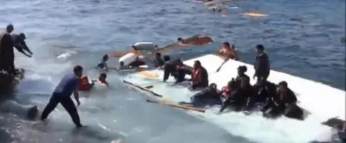 Le accuse di Cameron agli italiani: "I migranti vanno schedati meglio"