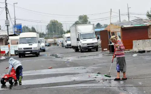 "Scuolabus per soli rom": scoppia la bufera a Pisa