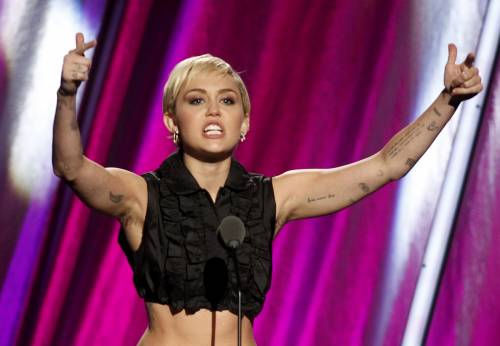 Miley Cyrus lancia l'ascella non depilata