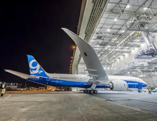 Paura in volo: passeggera cerca di forzare la porta della cabina di pilotaggio