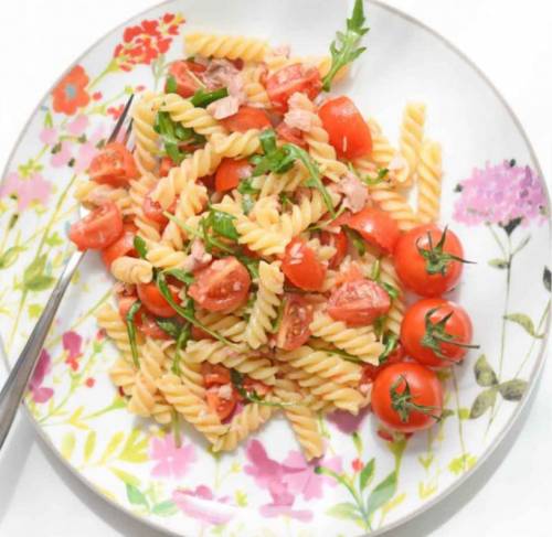 Ricetta fusilli freddi con tonno, pomodoro e rucola