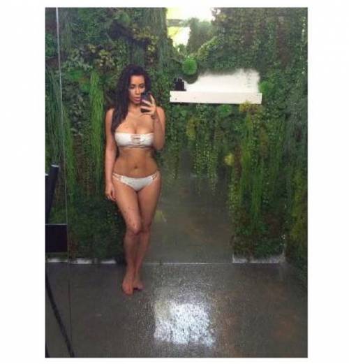 Kim Kardashian in bikini per l'Earth Day
