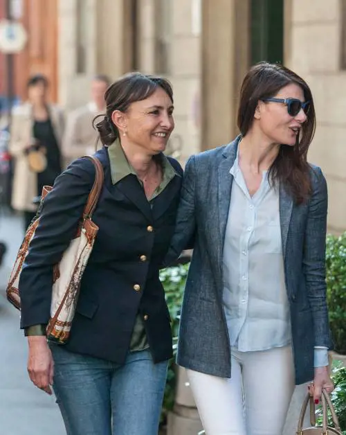 Ilaria D'Amico fa shopping ​con un'amica