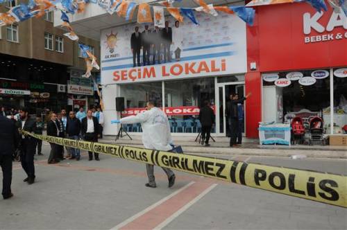 Turchia, attacco a una sede partito di Erdogan: un morto