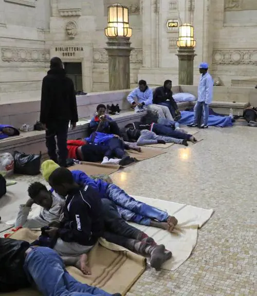 Profughi, è tutti contro tutti E in Centrale scoppia il caos