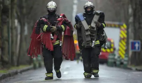 Fiamme al campo rom, pompieri aggrediti: in cinque all'ospedale