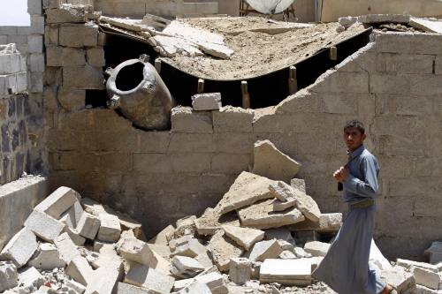 Un'abitazione distrutta nel distretto di Hamdan, nella capitale Sana'a