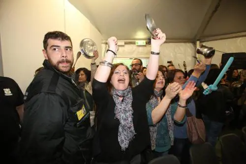 Il ministro Giannini contestata alla festa dell'Unità di Bologna. Annullato il dibattito
