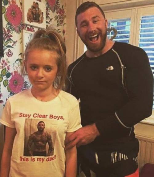 Costringe la figlia ad indossare una maglietta "particolare": la foto impazza sul web