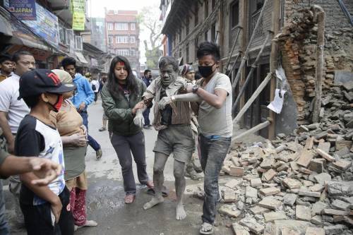 Un uomo estratto dalle macerie dopo il terremoto in Nepal